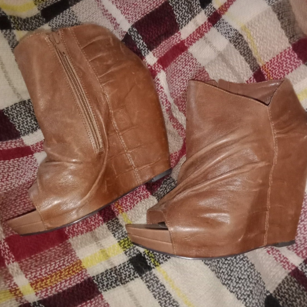Carlos wedges